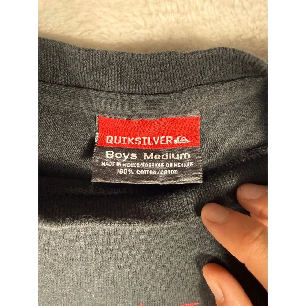 Quiksilver T-Shirt Boys Medium Black Red adult s Metal Logo Skate Surf Tee‎ y2k